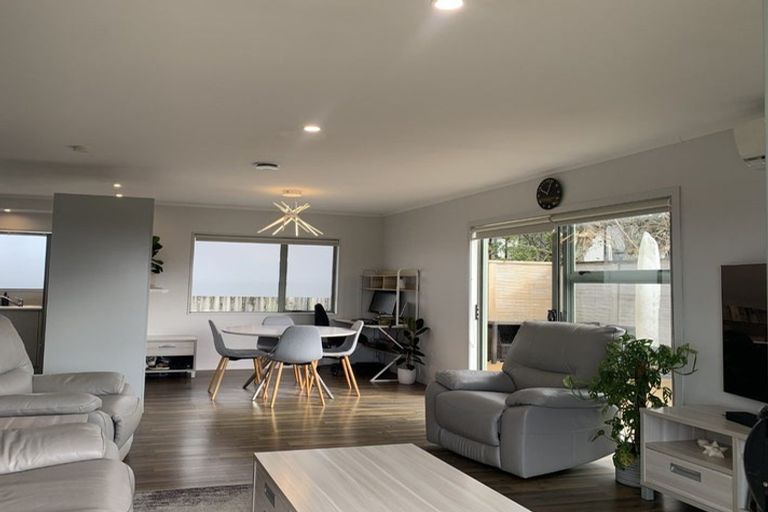 Photo of property in 2/34 Elizabeth Drive, West Harbour, Auckland, 0618