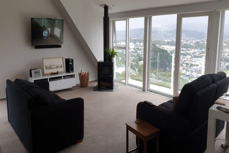 Photo of property in 24 Nevay Road, Karaka Bays, Wellington, 6022