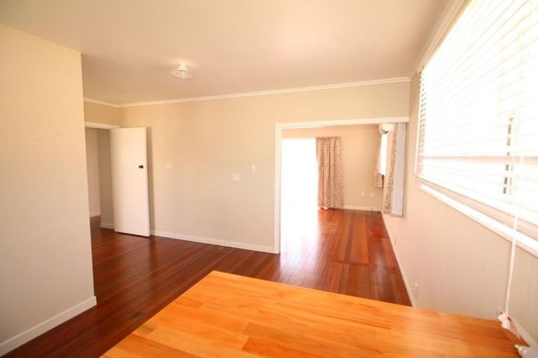 Photo of property in 100 Taikata Road, Te Atatu Peninsula, Auckland, 0610