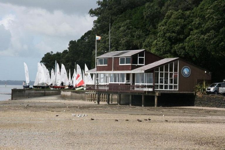 Photo of property in 14 Otitori Bay Road, Titirangi, Auckland, 0604