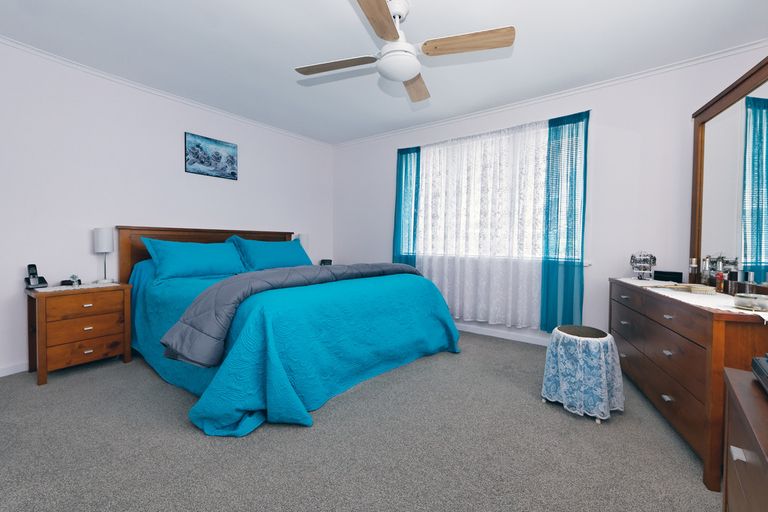 Photo of property in 1/9 Vardon Road, Green Bay, Auckland, 0604