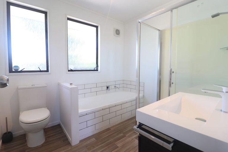 Photo of property in 9 Elizabeth Drive, West Harbour, Auckland, 0618