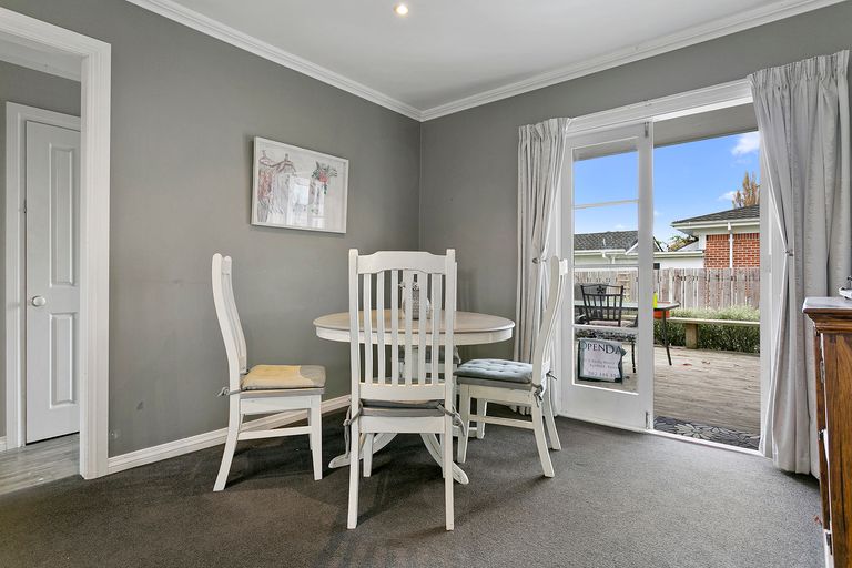 Photo of property in 233 Shakespeare Street, Leamington, Cambridge, 3432