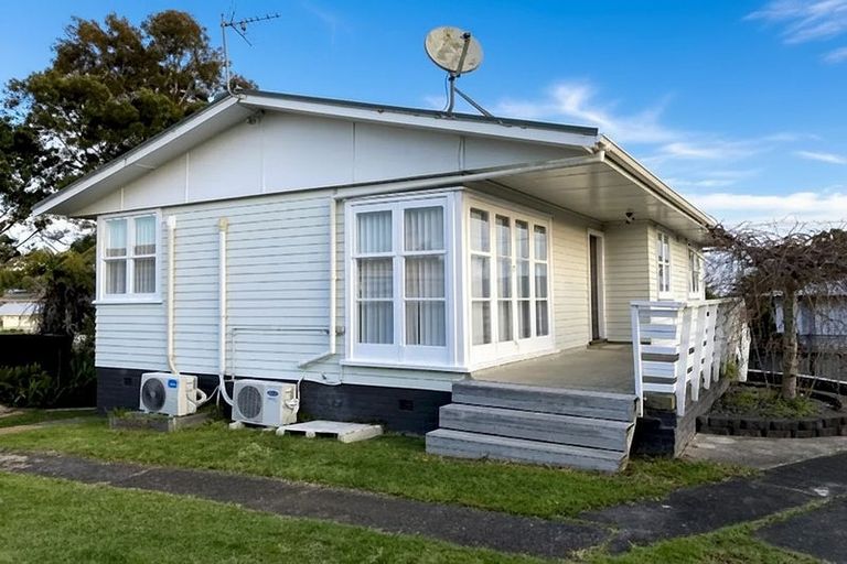 Photo of property in 25 Hutchinsons Road, Bucklands Beach, Auckland, 2014