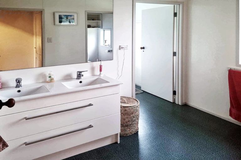 Photo of property in 25 Pyle Road West, One Tree Point, 0118