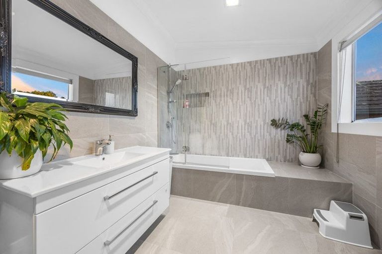 Photo of property in 1/141 Colwill Road, Massey, Auckland, 0614