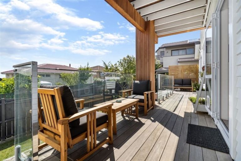 Photo of property in 2/9 Folkestone Street, Murrays Bay, Auckland, 0630