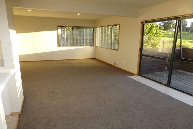 Photo of property in 3/194 Whangaparaoa Road, Red Beach, 0932