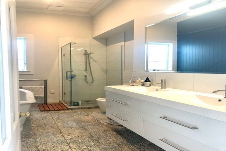 Photo of property in 19 Huapai Street, Onehunga, Auckland, 1061