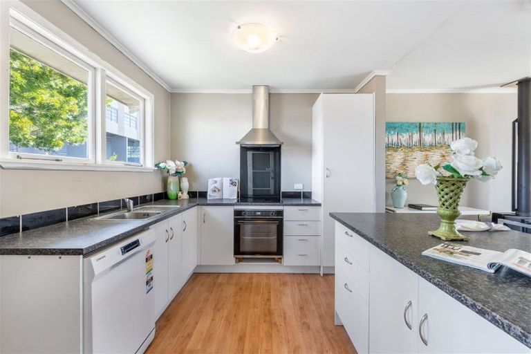 Photo of property in 3/3 Buscomb Avenue, Henderson, Auckland, 0610