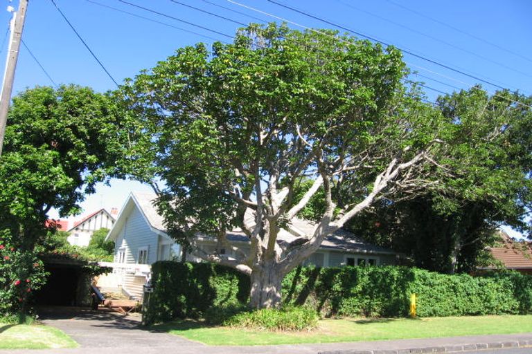Photo of property in 11 Ocean View Road, Milford, Auckland, 0620