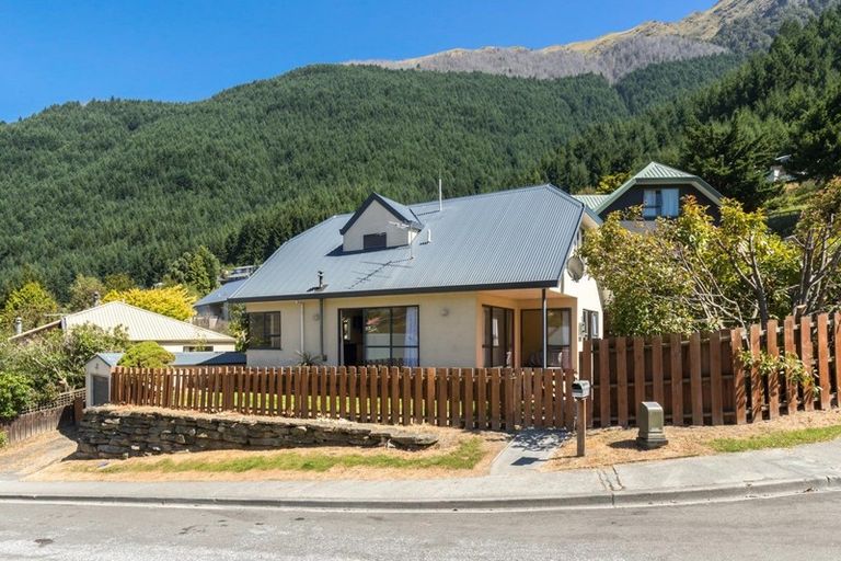 Photo of property in 2a Wye Place, Fernhill, Queenstown, 9300