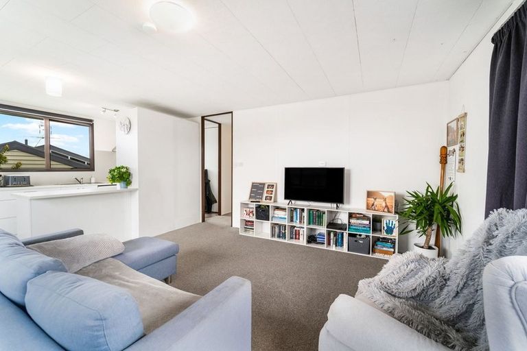 Photo of property in 2/4 Hanson Place, West Harbour, Auckland, 0618