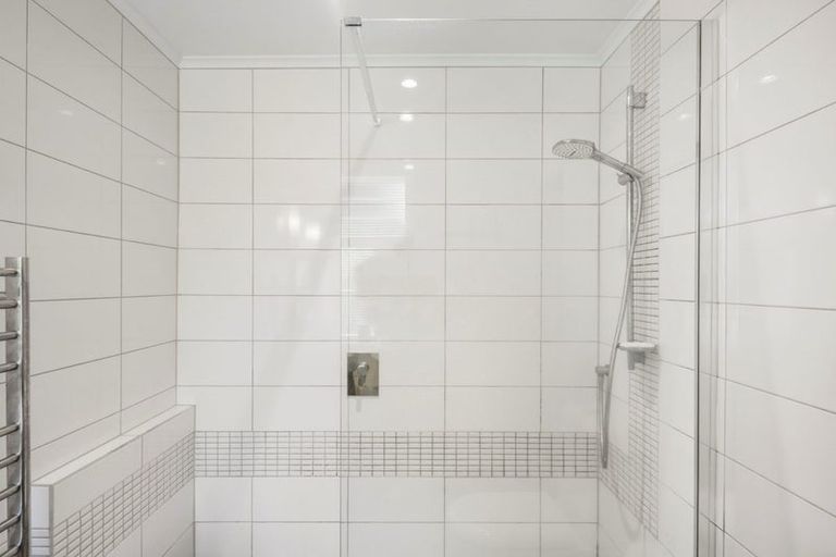 Photo of property in 21 Kopiko Road, Titirangi, Auckland, 0604