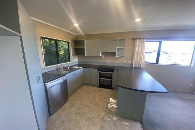 Photo of property in 2/8 Mossop Rise, Glenfield, Auckland, 0629