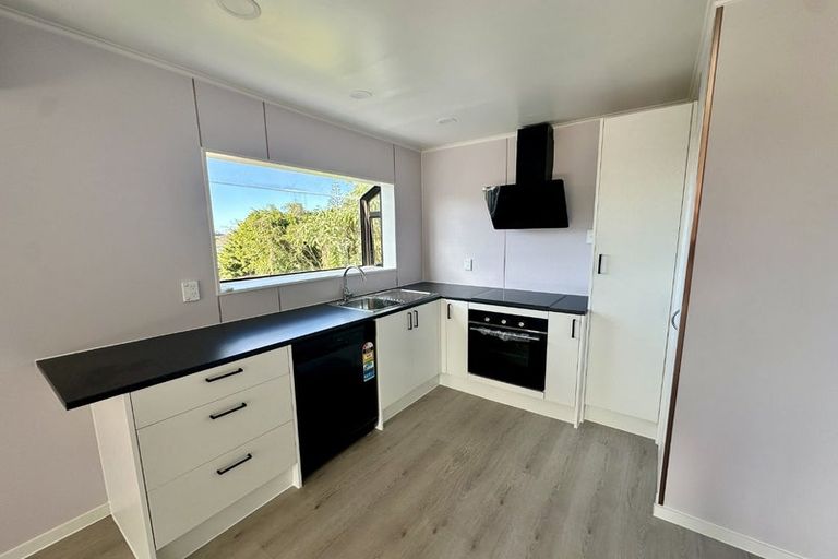 Photo of property in 16 Zingaro Place, Massey, Auckland, 0614