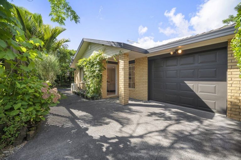 Photo of property in 3 Marbella Drive, Massey, Auckland, 0614