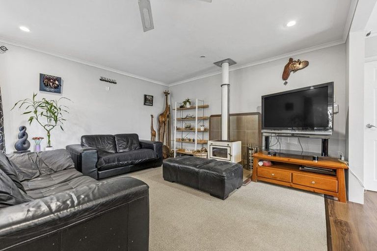 Photo of property in 18 Denver Avenue, Sunnyvale, Auckland, 0612