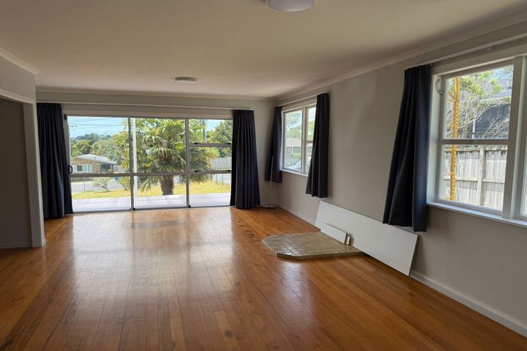 Photo of property in 5 Lex Avenue, Green Bay, Auckland, 0604