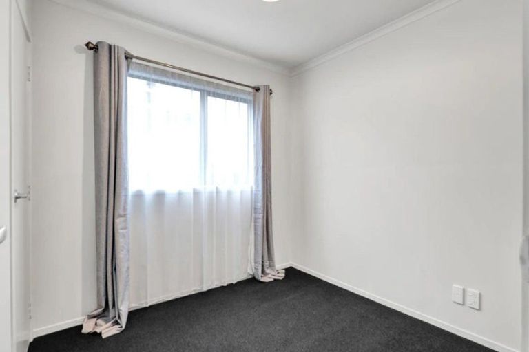 Photo of property in 15b Queens Road, Glen Avon, New Plymouth, 4312