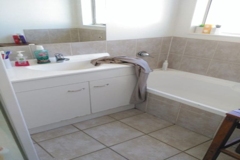 Photo of property in 4 Waldos Way, Mangere, Auckland, 2022