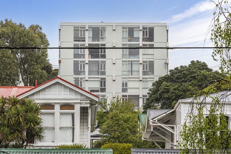 Photo of property in Fairmont Flats, 2d/20 Maarama Crescent, Aro Valley, Wellington, 6021