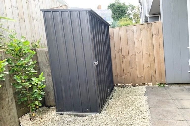 Photo of property in 32 Morihana Close, Glen Eden, 0602