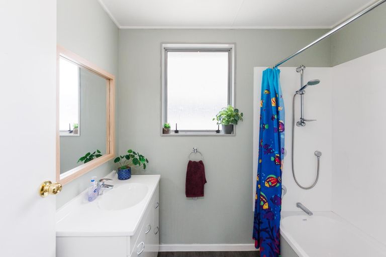 Photo of property in 28 Escort Grove, Awapuni, Palmerston North, 4412