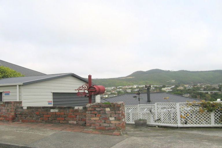 Photo of property in 8 Taylor Terrace, Tawa, Wellington, 5028