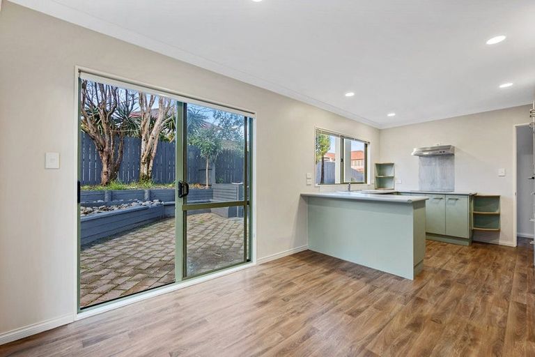 Photo of property in 6 Chadlington Avenue, Henderson, Auckland, 0612