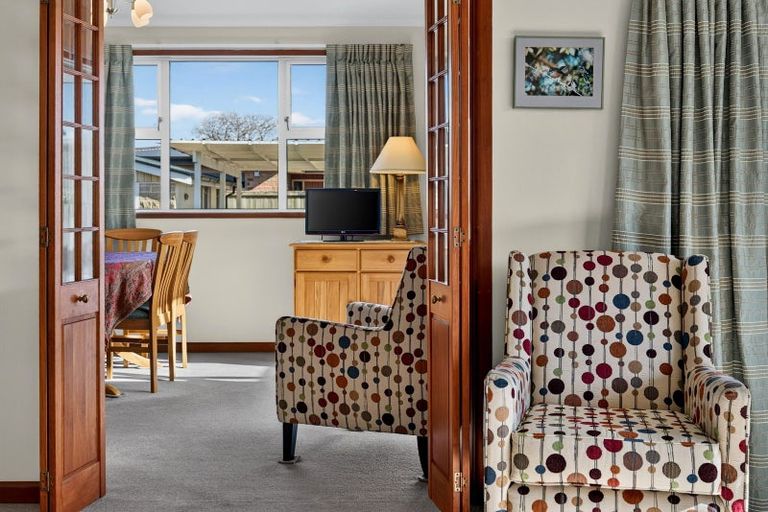 Photo of property in 73 Crofton Road, Harewood, Christchurch, 8051
