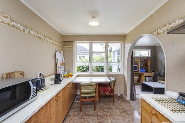Photo of property in 8 Montrose Place, Takaro, Palmerston North, 4412