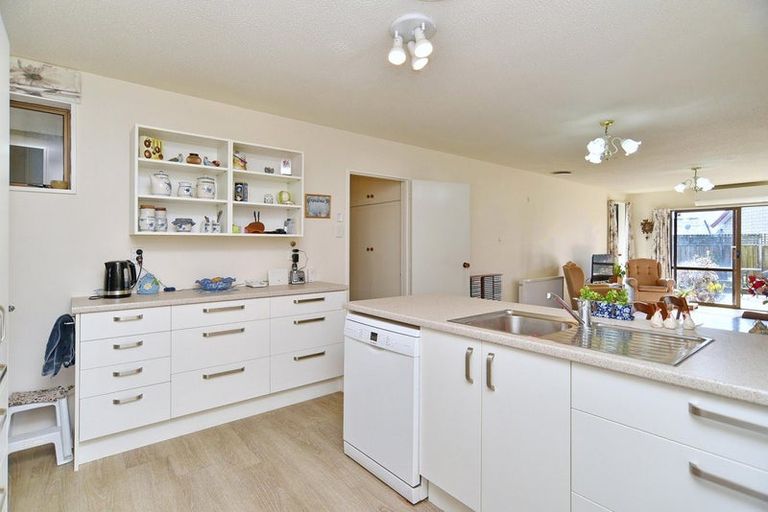 Photo of property in 2/7 Cassidy Place, Belfast, Christchurch, 8051