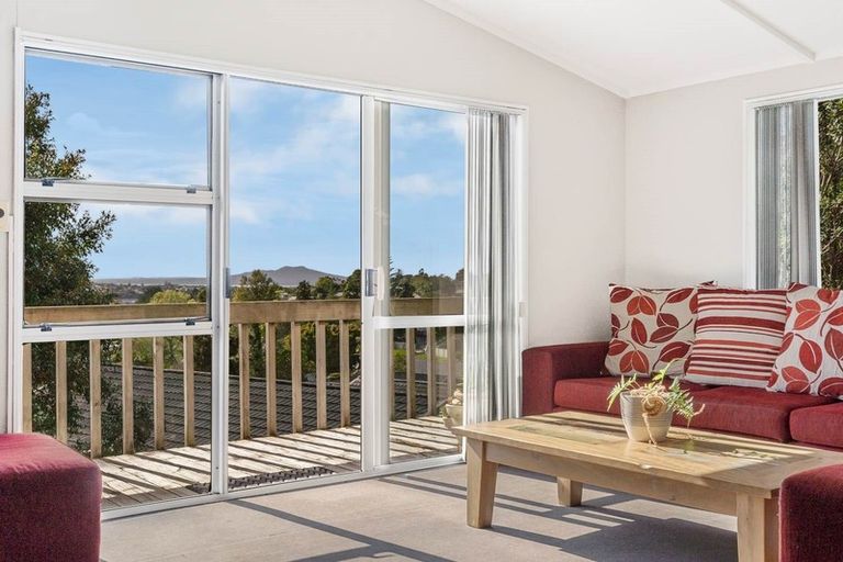 Photo of property in 1/5 Glenvale Place, Totara Vale, Auckland, 0629