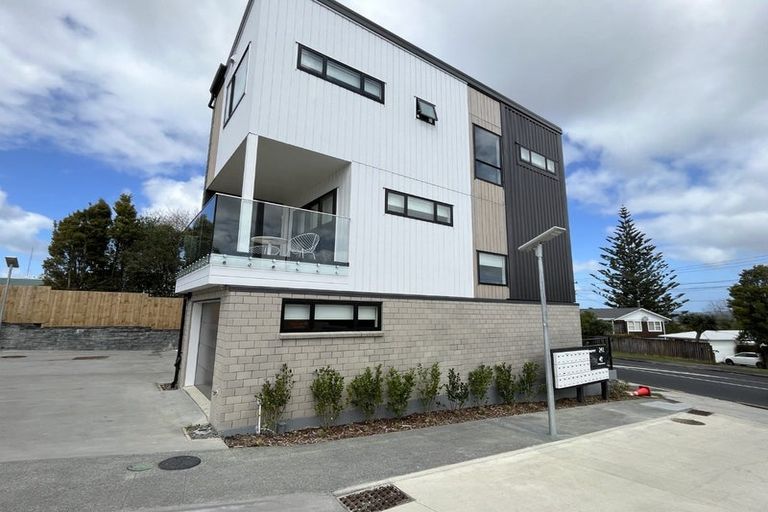 Photo of property in 3/241 Don Buck Road, Massey, Auckland, 0614