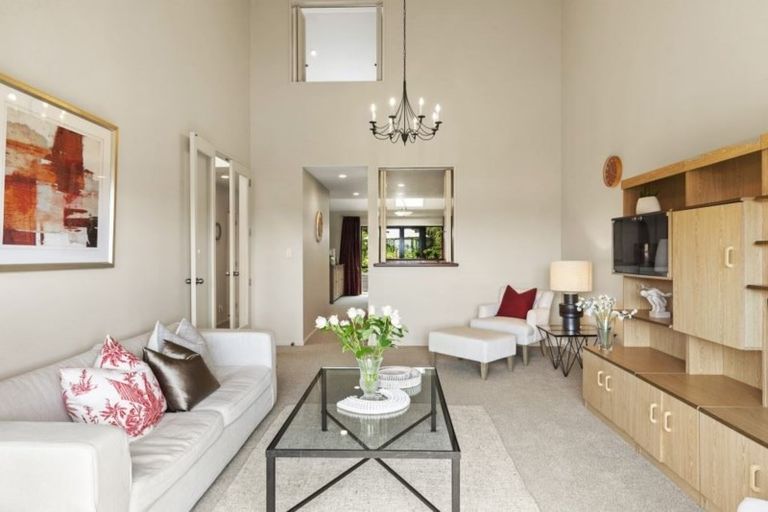 Photo of property in 9/8 Tobago Place, Sunnynook, Auckland, 0620