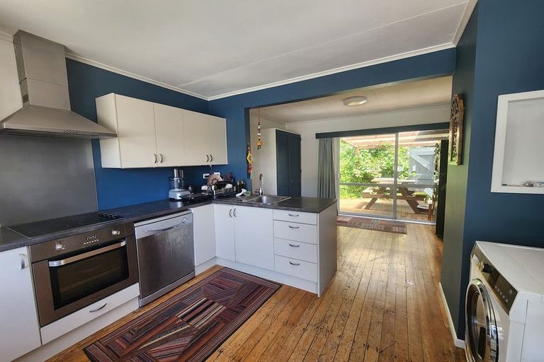 Photo of property in 92 Ruskin Road, Newlands, Wellington, 6037