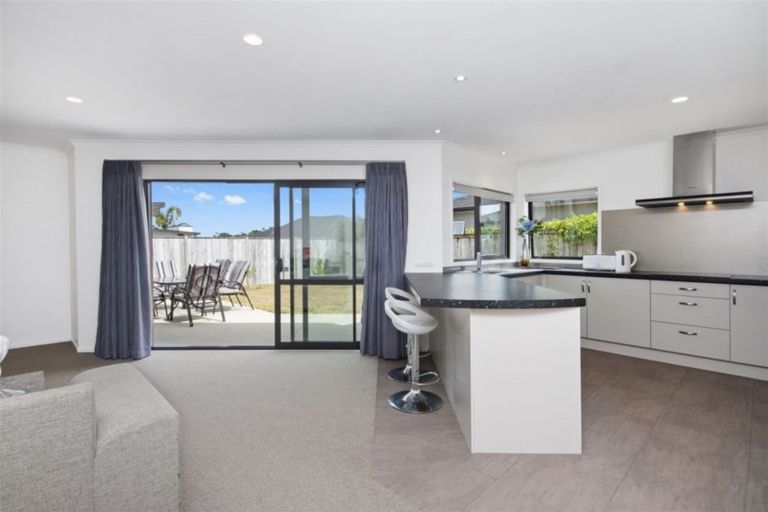 Photo of property in 14 Tongeren Square, Karaka, Papakura, 2113