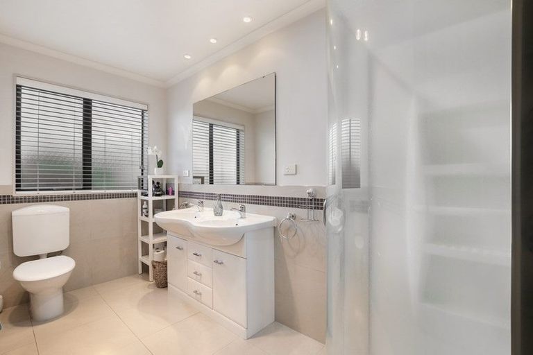 Photo of property in 2 Ellivani Rise, Pukekohe, 2120