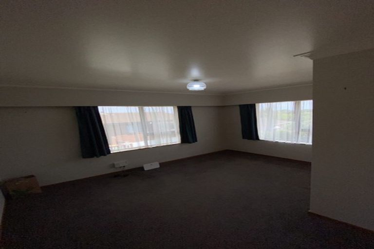 Photo of property in 1 Kingsclere Place, Goodwood Heights, Auckland, 2105