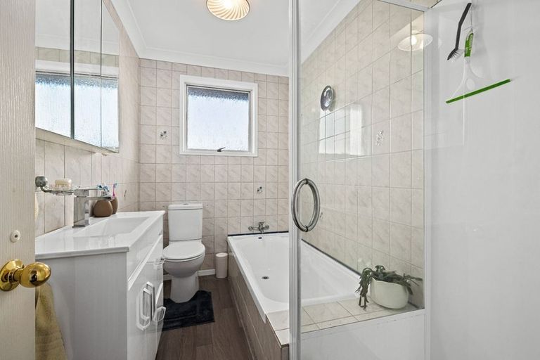 Photo of property in 25 Donovan Avenue, Massey, Auckland, 0614