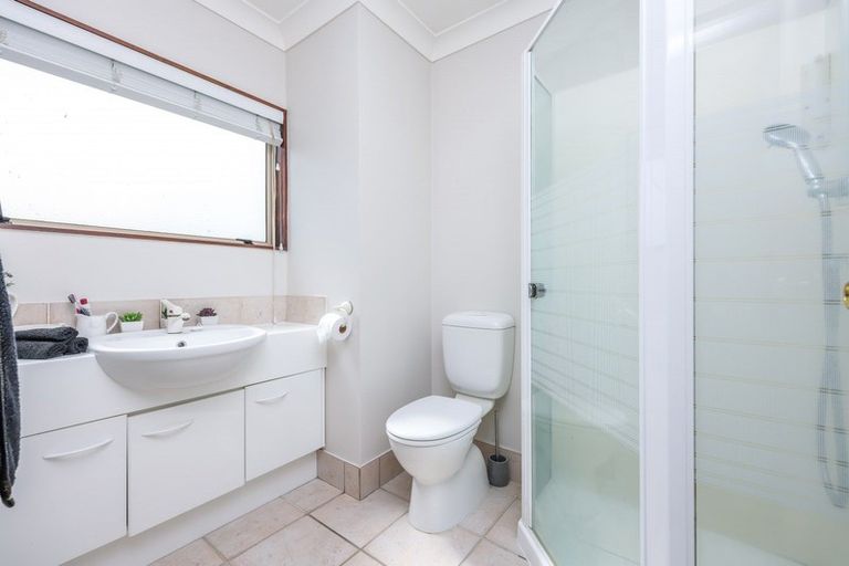 Photo of property in 15 Margaret Henry Crescent, Oteha, Auckland, 0632