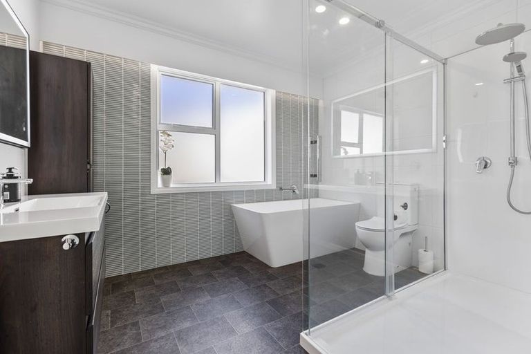 Photo of property in 218 Henwood Road, Paraite, New Plymouth, 4372