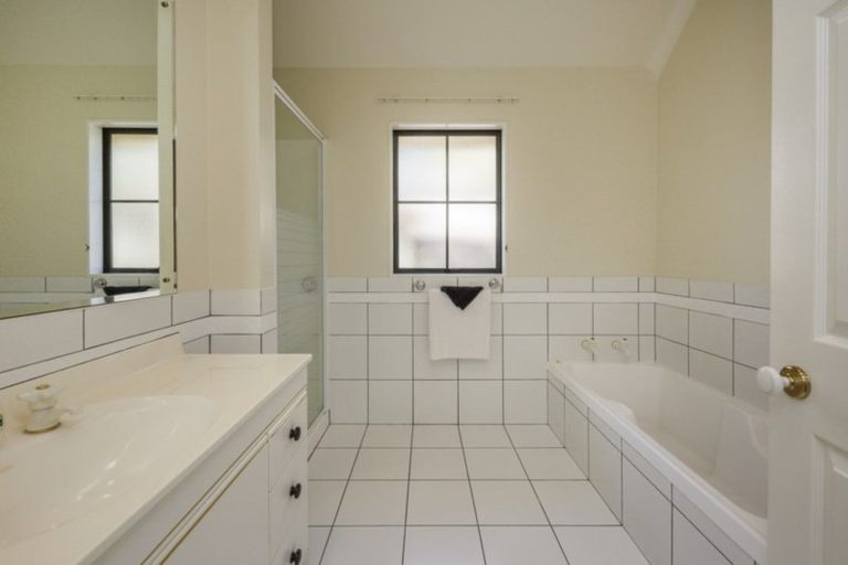 Photo of property in 5 Kilkenny Place, Fitzherbert, Palmerston North, 4410