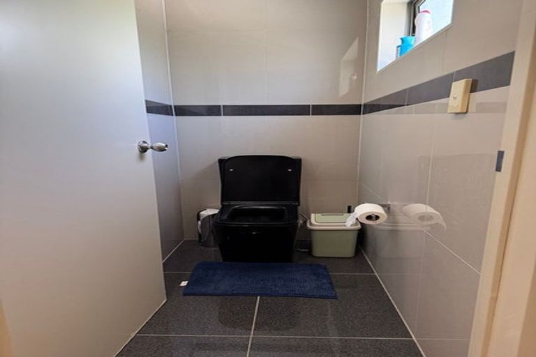 Photo of property in 35 Verdale Circle, Glen Eden, Auckland, 0602