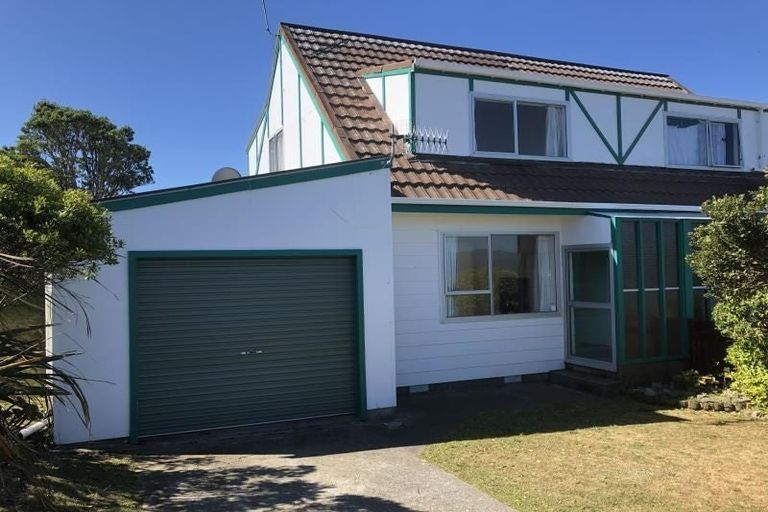 Photo of property in 5a Sunhaven Drive, Newlands, Wellington, 6037