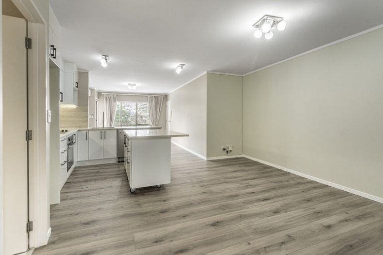 Photo of property in The Haven, 4/120 Beach Haven Road, Beach Haven, Auckland, 0626