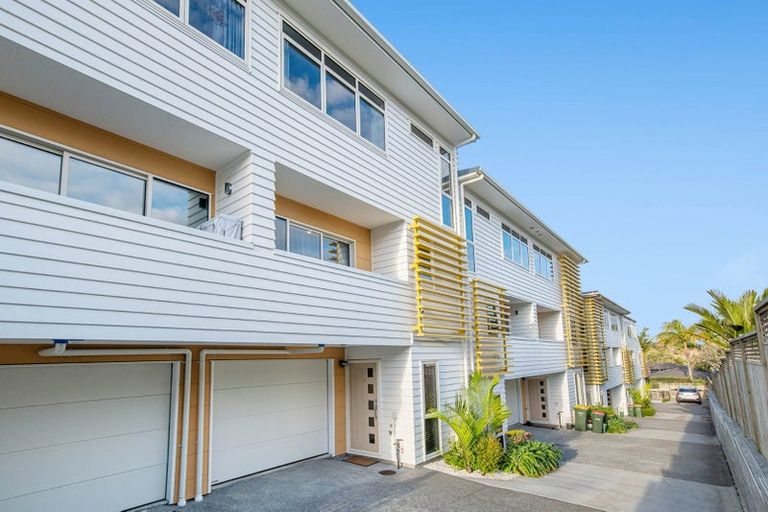 Photo of property in 2/3 Coronation Road, Hillcrest, Auckland, 0627