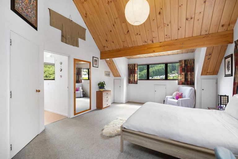 Photo of property in 5 Mackinnon Terrace, Sunshine Bay, Queenstown, 9300