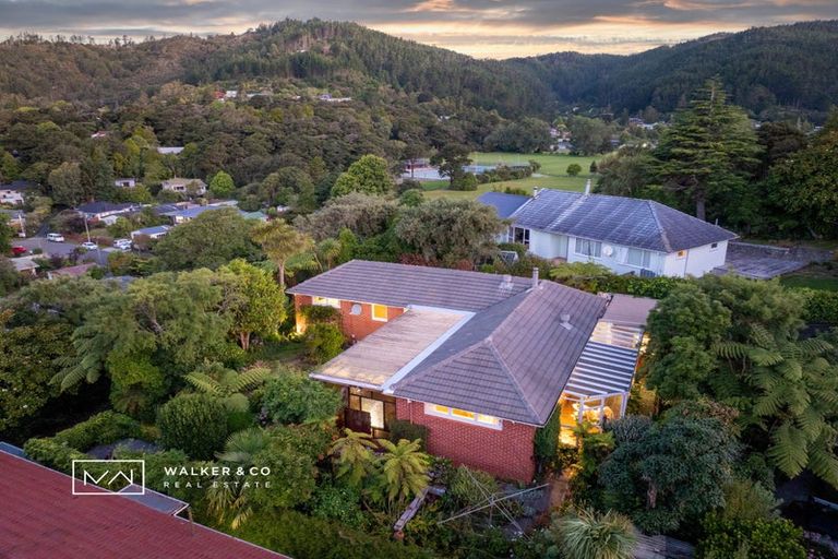 Photo of property in 28 Pinehaven Road, Pinehaven, Upper Hutt, 5019